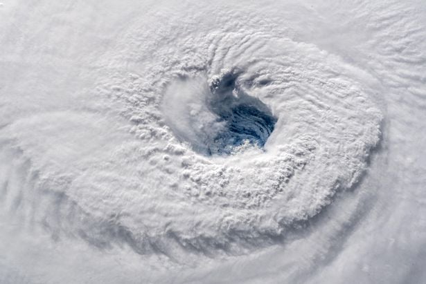 (Video) ¡Impresionante! Un avión voló directamente a través del ojo del huracán Florence