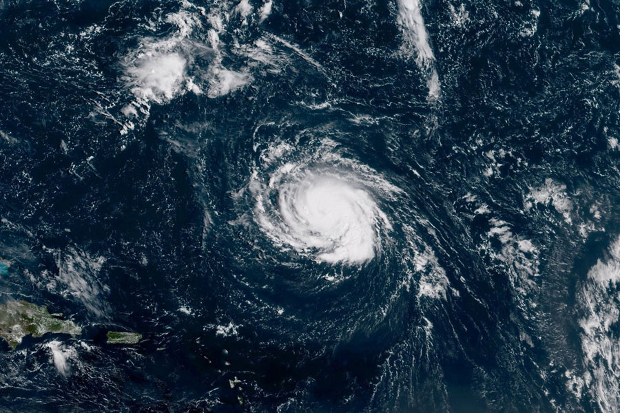 Huracán Florence se debilita a categoría dos y todavía es peligroso
