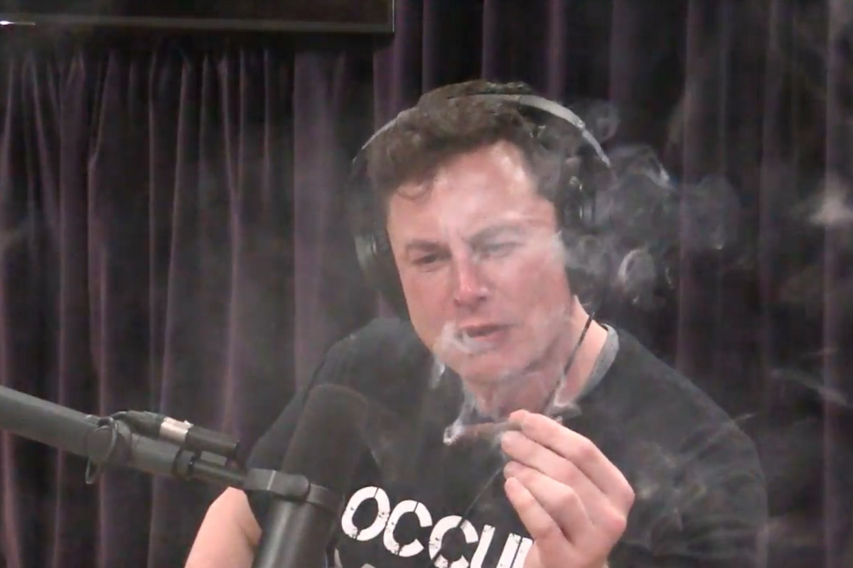 (Video) Elon Musk fuma marihuana durante entrevista transmitida por YouTube