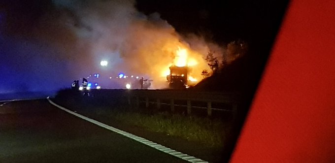 Camiones de carga pesada generan incendio descomunal en autopista del Reino Unido