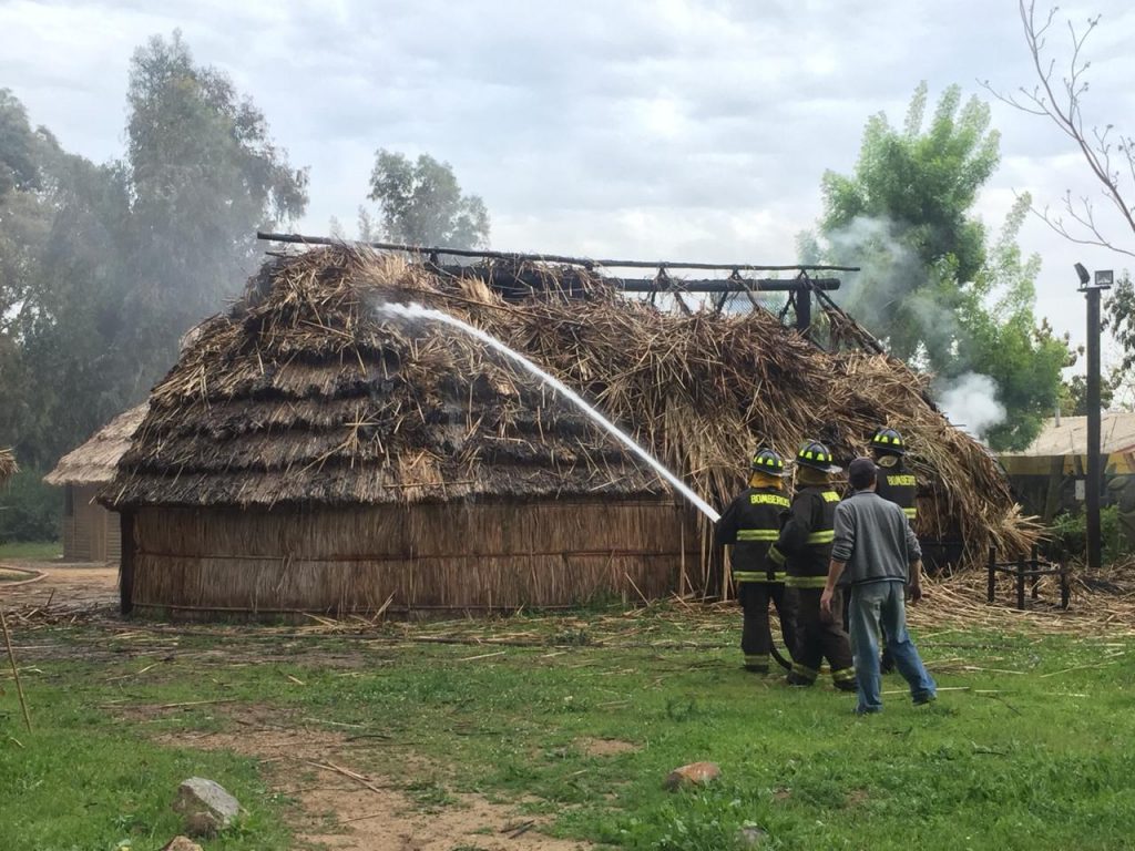 Incendio consumió una de las rukas del Centro de Salud Mapuche Ruka Lawen de Peñablanca