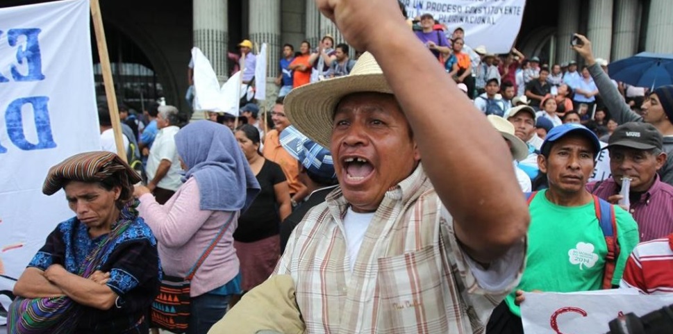 (Video) Indígenas bloquean carreteras en Guatemala en apoyo a comisión anticorrupción