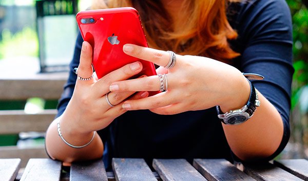 Polémica ¿exagerada o lógica?: Feministas se levantan en contra de Apple por el tamaño de nuevos iPhone