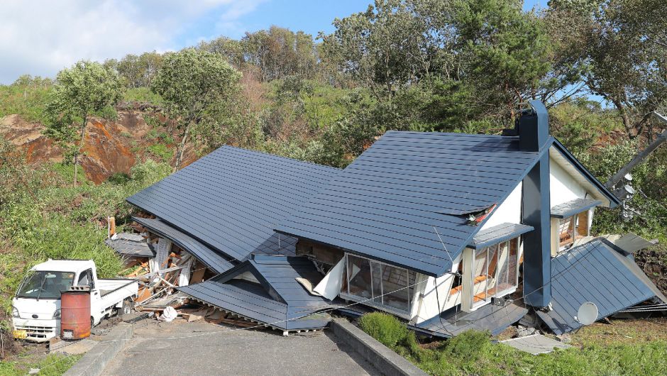 (Video) Fuerte terremoto en Japón deja 8 muertos y 40 desaparecidos