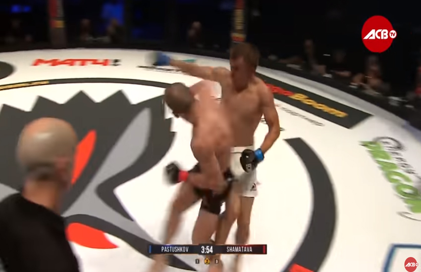 (Video) Luchador ruso noqueó con un codazo fulminante a su oponente