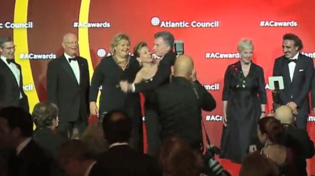 Global Citizen Award 2018: Mauricio Macrí celebrando el premio de la OTAN por sus medidas económicas y en Argentina se inicia paro de transporte