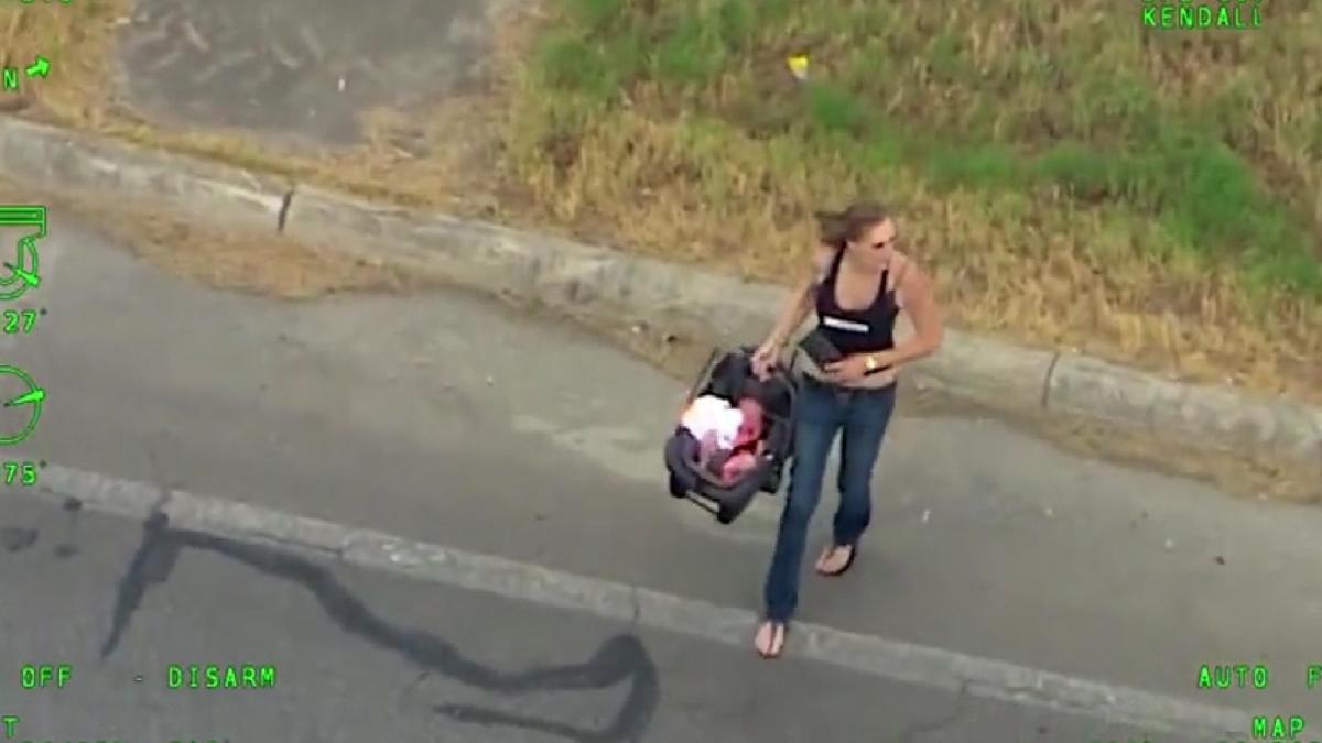 (Video) Mujer se da a la fuga con un bebé a bordo y se estrella contra una camioneta