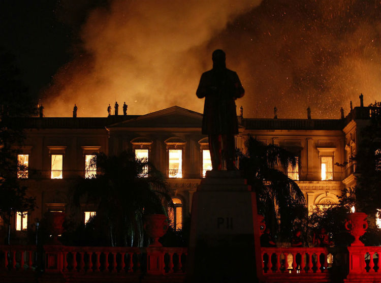 200 años en cenizas: Incendio arrasó con el Museo Nacional de Brasil