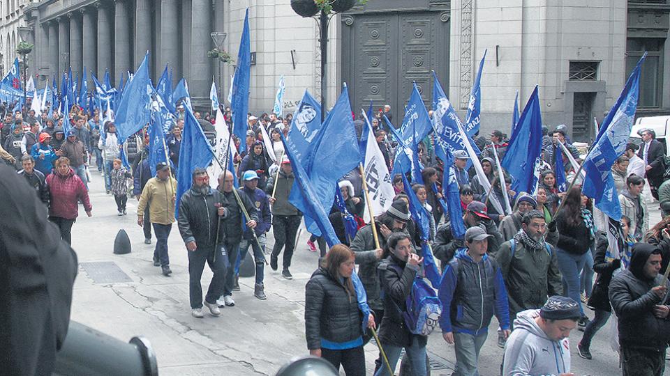 Organizaciones sociales y maestras argentinas protestan por recortes en programas sociales