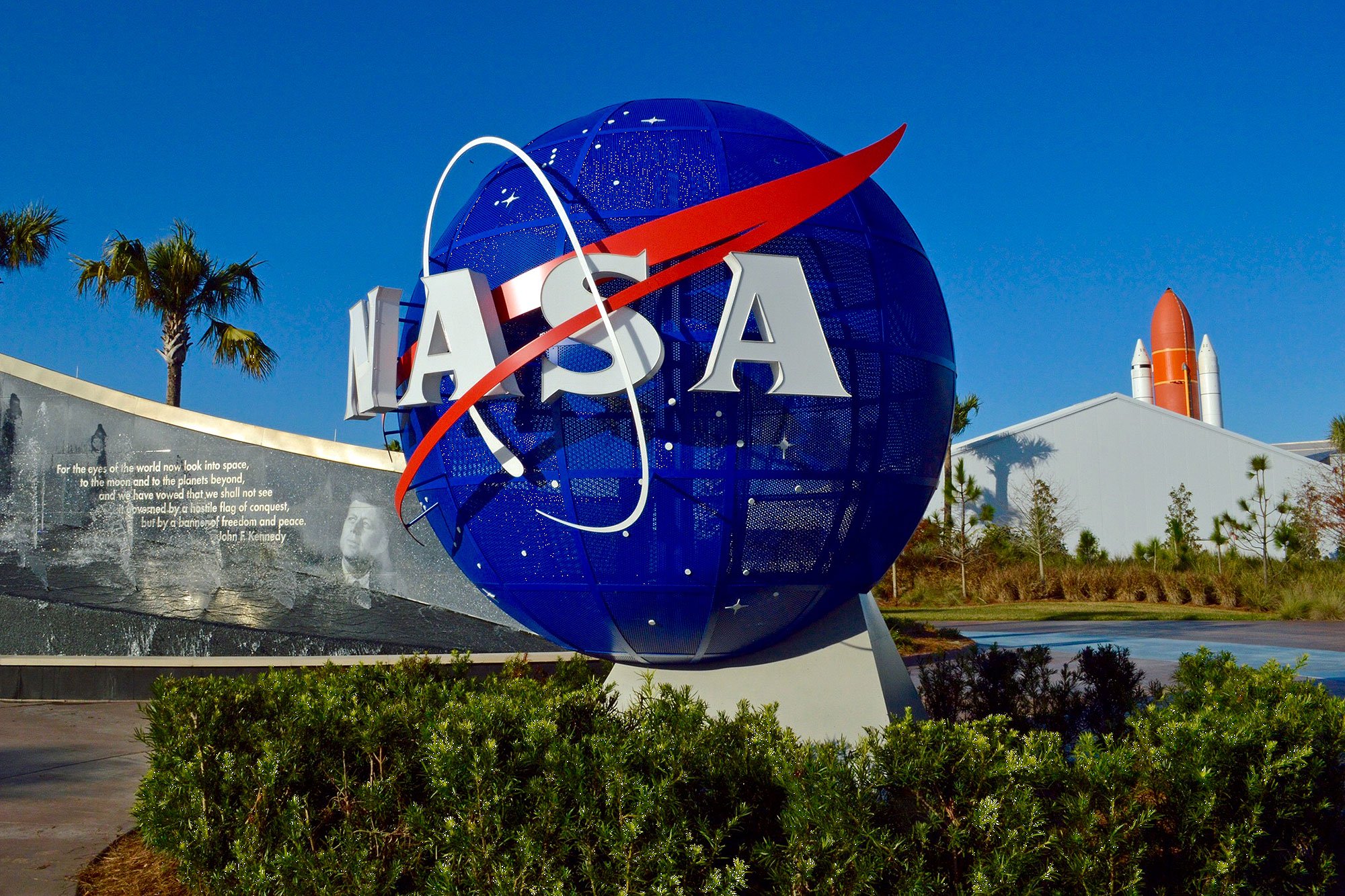 Publicidad en el Espacio: NASA estudia permitir patrocinante en trajes y cohetes