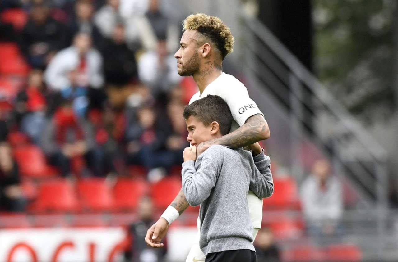 (Video) Un pequeñín llora de alegría cuando Neymar le regala su camiseta