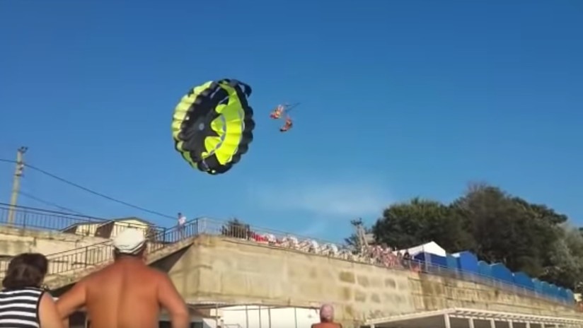 (Video) Un ventarrón lanzó a una pareja en paracaídas contra un tendido eléctrico