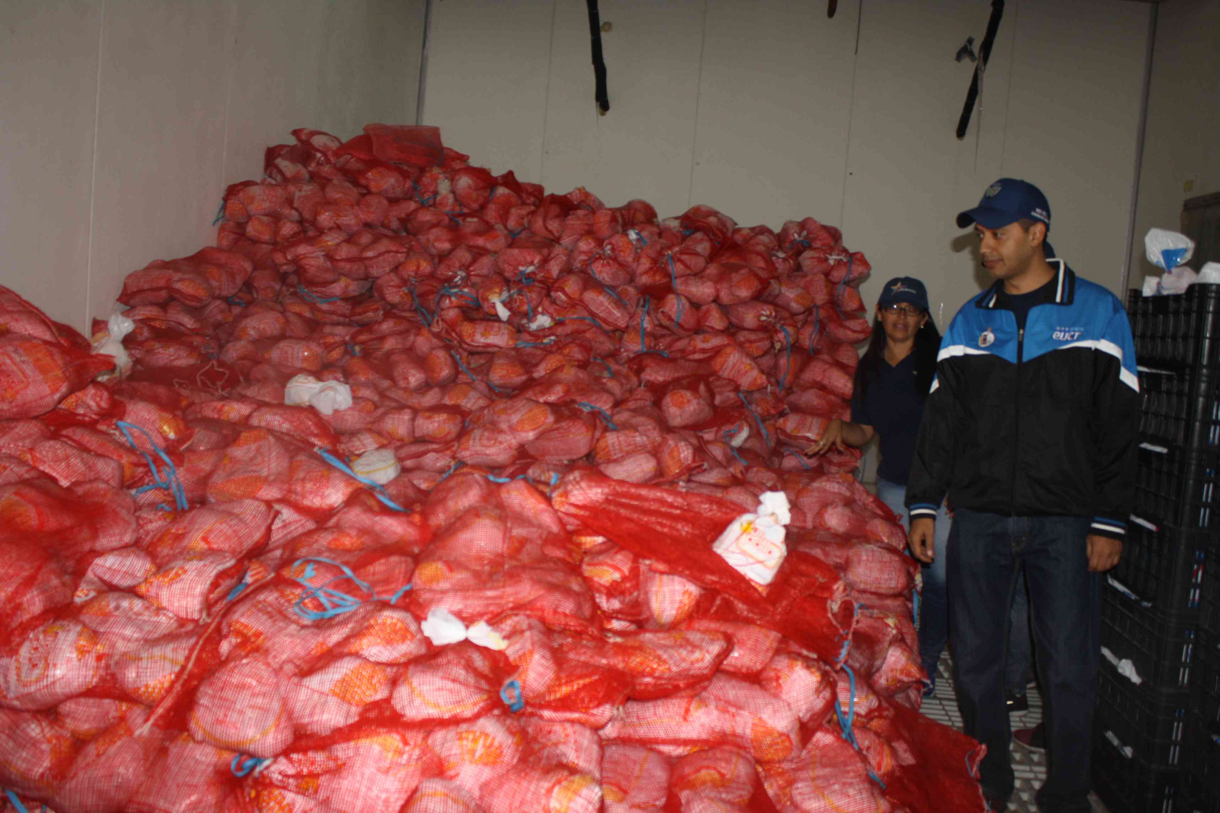 Guerra económica: Decomisan toneladas de pollo en empresa y sancionan farmacia en Venezuela