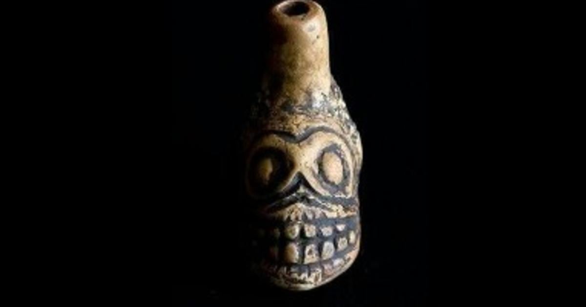 "silbatos de la muerte" como este fueron encontrados en otros sitios arqueológicos en toda América Central, todos conectados con la cultura azteca