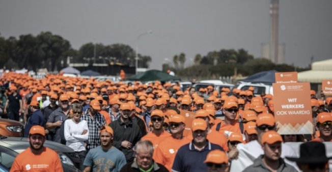 Sudafricanos blancos protestan por «exclusión racial» en una empresa