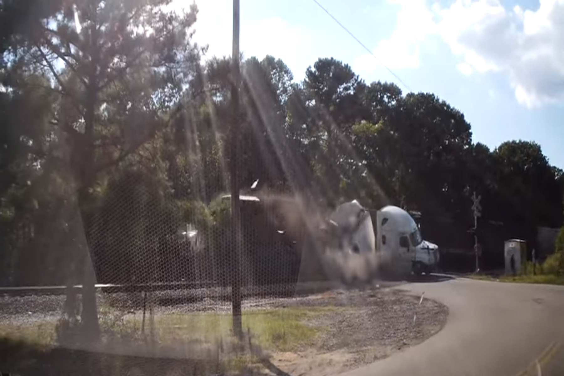 (Video) Un tren parte por la mitad el tráiler de un camión con tres personas adentro