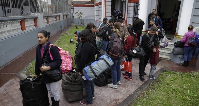 “¡Queremos volver!”: Venezolanos se concentran en la embajada de su país en Perú