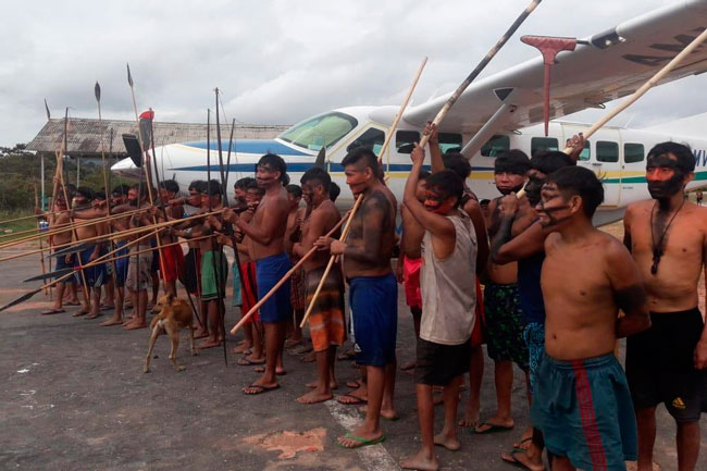 Indígenas yanomami impiden la salida de médicos de una aldea brasileña