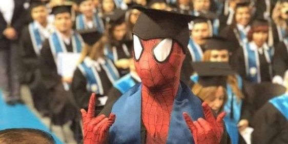 (+Vídeo) Spiderman se graduó de abogado en México