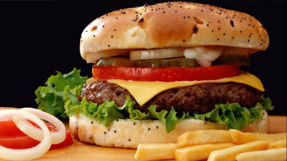 Jefe «aliña» una hamburguesa para abusar de su empleada