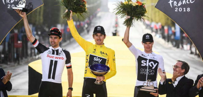 Roban trofeo al ganador del Tour de Francia en un evento de ciclismo