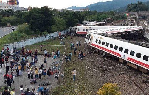 Al menos 22 fallecidos y 170 heridos dejó accidente ferroviario en Taiwán