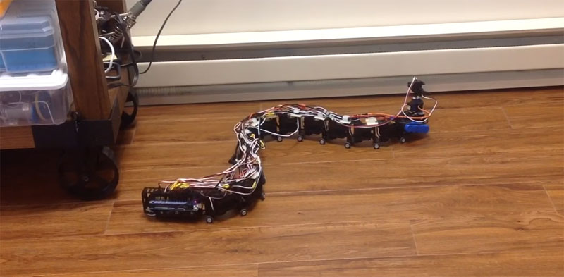 (Video) Una serpiente robótica que sube escaleras