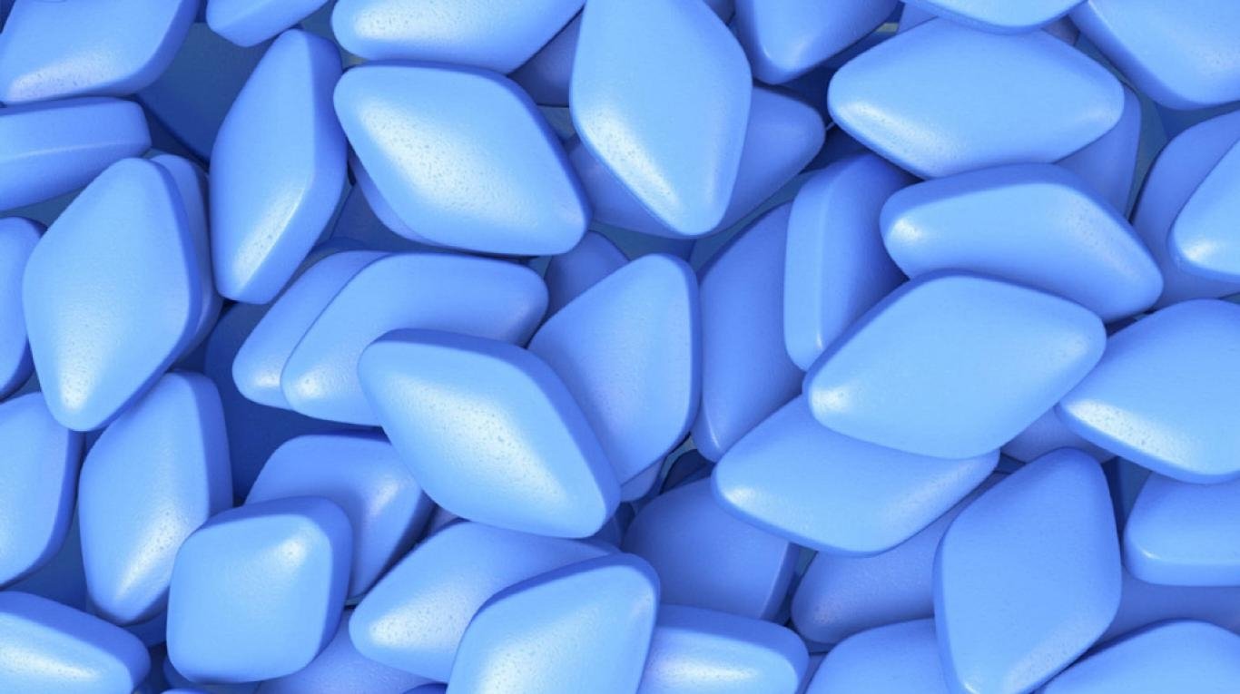 Abuelo estafador: Lo expulsan de geriátrico por pintar pastillas de azul para venderlas como viagra