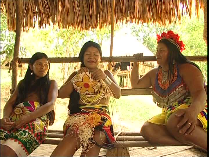 Mujeres emberá trabajan en la creación de un banco indígena en Panamá