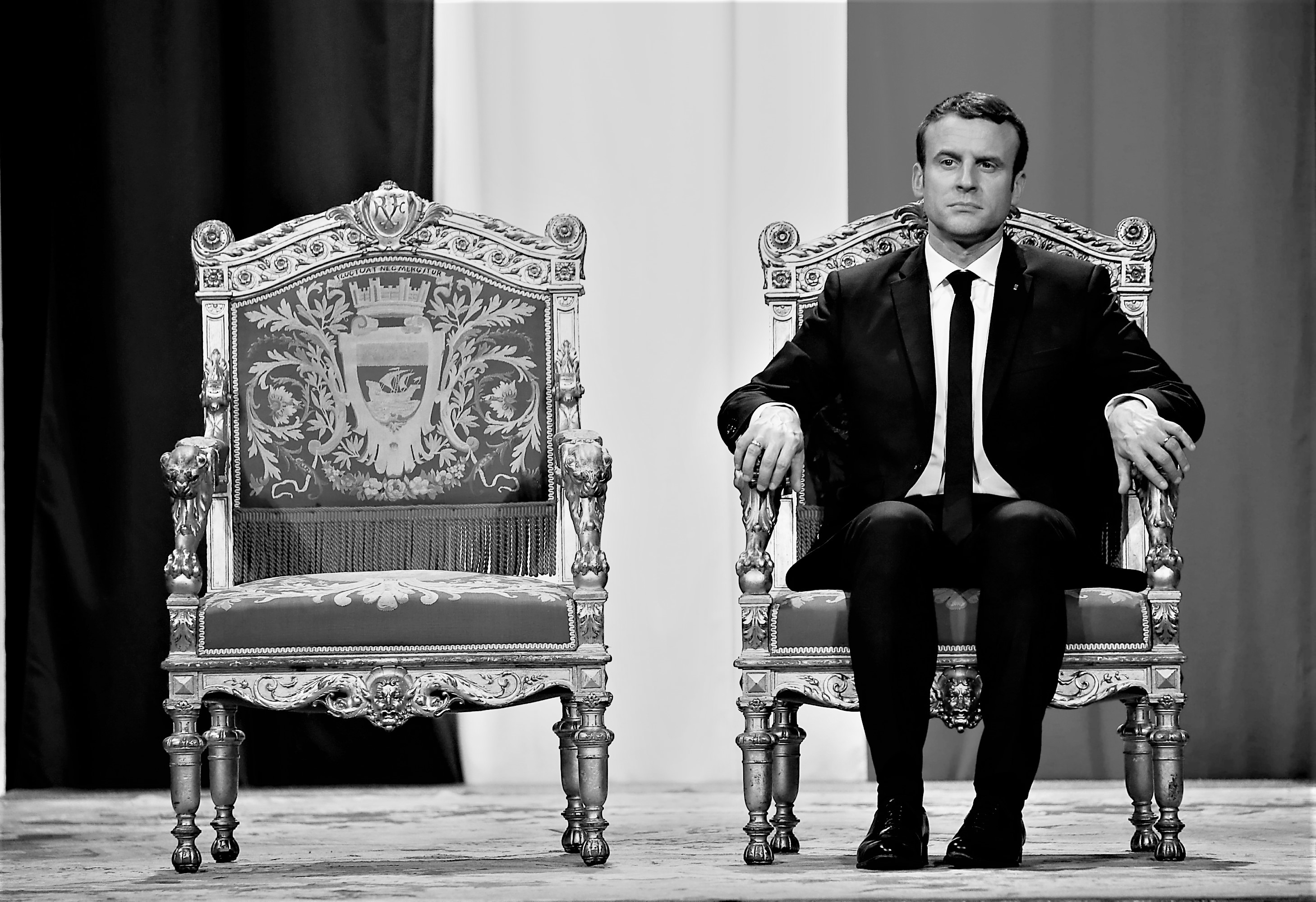 Los pecados de Macron: La caída en picada de su popularidad y la crisis política en Francia