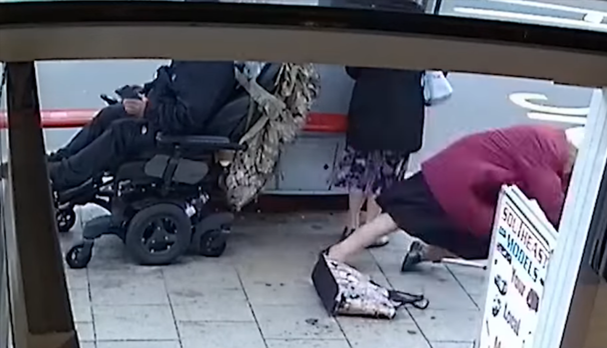 (Video) Un discapacitado atropella a dos abuelas con su silla de ruedas eléctrica y se fuga