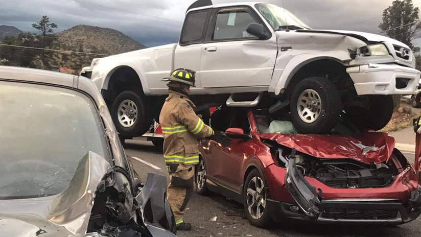 «Escena sacada de Hollywood»: Una camioneta aterriza sobre un coche tras chocar con otro auto