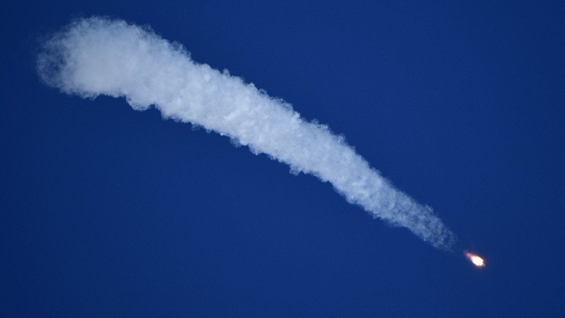 Aterrizan de emergencia astronautas tras falla en el lanzamiento del cohete