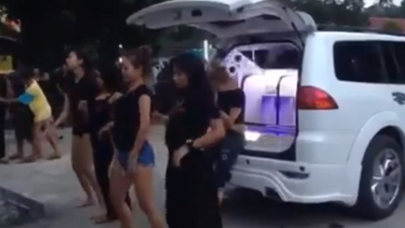 (Vídeo) Jóvenes despiden a su amiga con un baile mientras es cremada