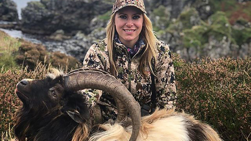 (Fotos) Cazadora estadounidense exhibe fotografía con el cadáver de una cabra y la condena se volvió masiva en las redes sociales
