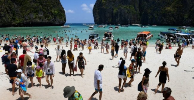 (Video) Tailandia cierra indefinidamente la célebre bahía de la película «La playa»