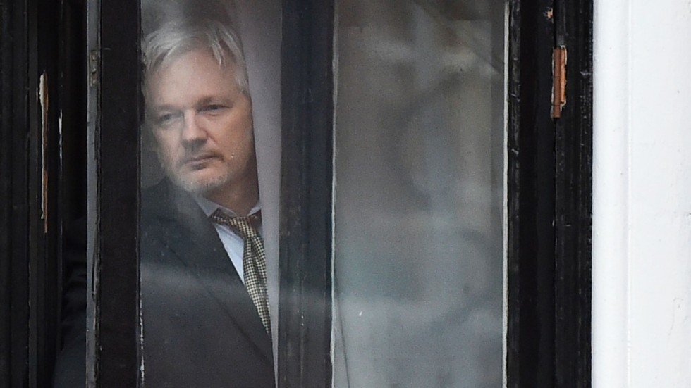 Las nuevas reglas de Ecuador para Assange: Pagar sus cuentas, no hablar de política y cuidar al gato