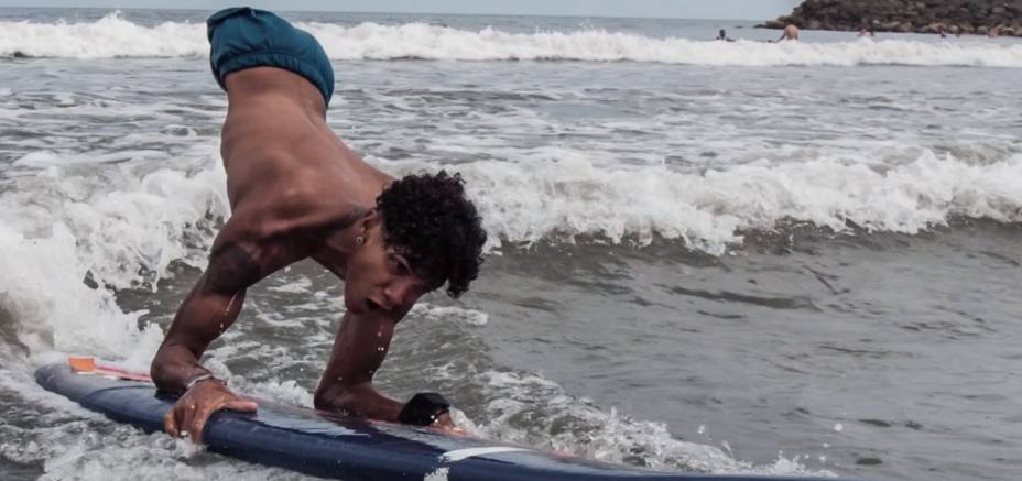 “La música y el surf me salvaron del suicidio”: Alca, el joven que se superó a sí mismo