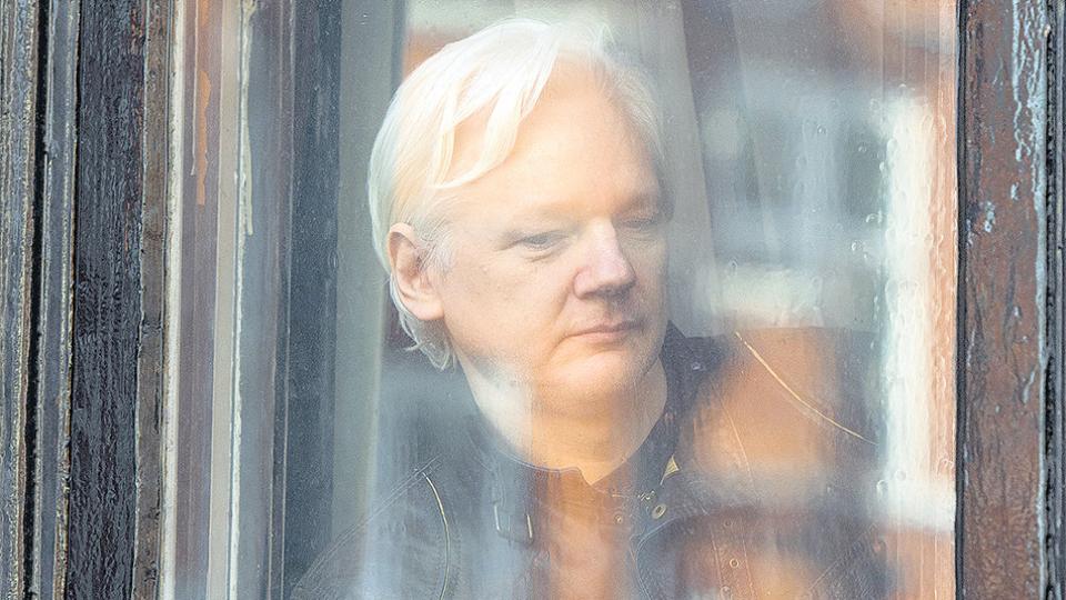 Defensa de Assange interpone medidas contra la mordaza impuesta por Ecuador