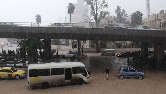 (Vídeo) Un autobús escolar fue arrastrado hasta el Mar Muerto y dejó 21 fallecidos