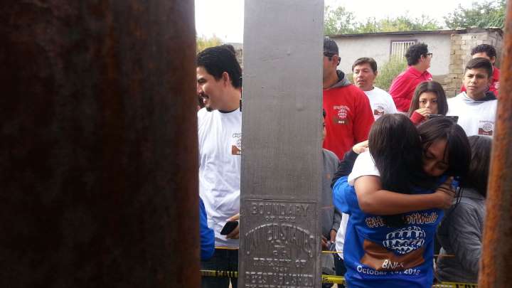Familias mexicanas separadas por muro de los EE.UU se abrazaron tras la apertura de valla por tres minutos