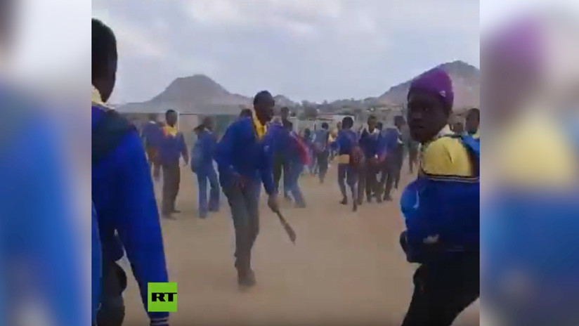 (Video) Impresionante pelea con machetes entre adolescentes en Sudáfrica