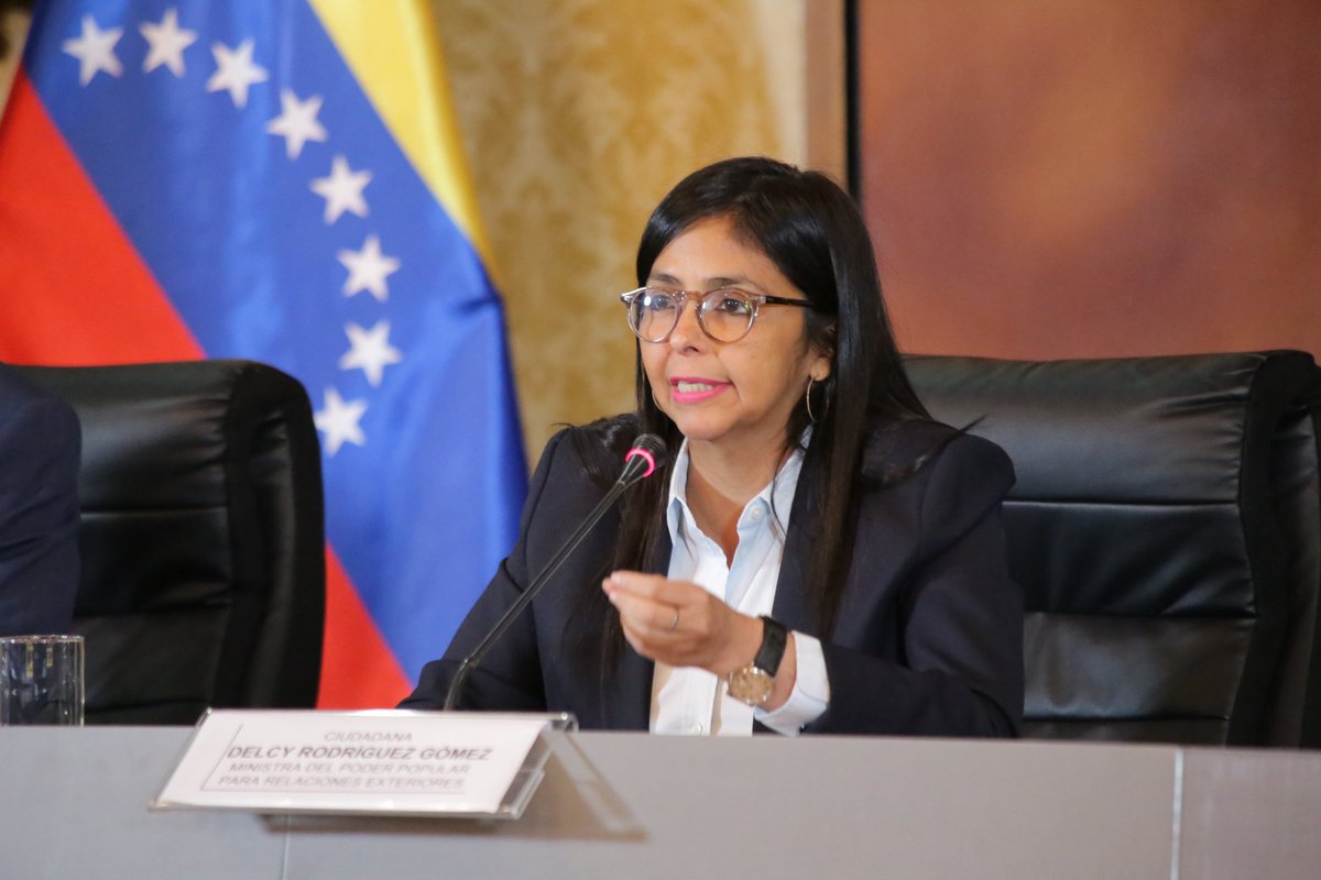 Venezuela anuncia que desde noviembre los pasaportes se pagarán en petros y la creación de la policía migratoria
