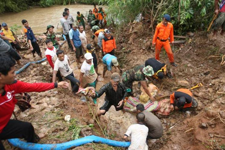 Al menos 22 muertos y 15 desaparecidos en Indonesia por inundaciones y deslaves