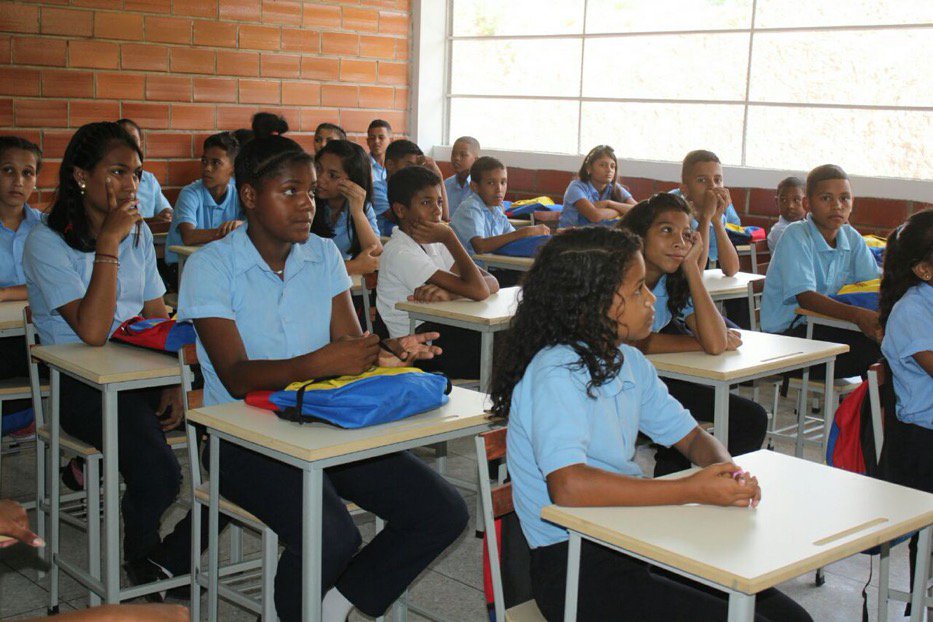 Dos millones 492 mil 874 jóvenes inician clases de educación media y técnica en Venezuela Venezuela