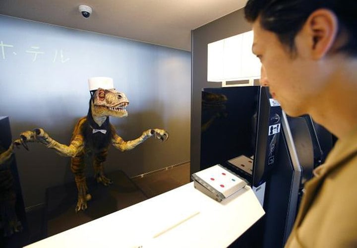 (Fotos) Robots y dinosaurios atienden hotel en Japón