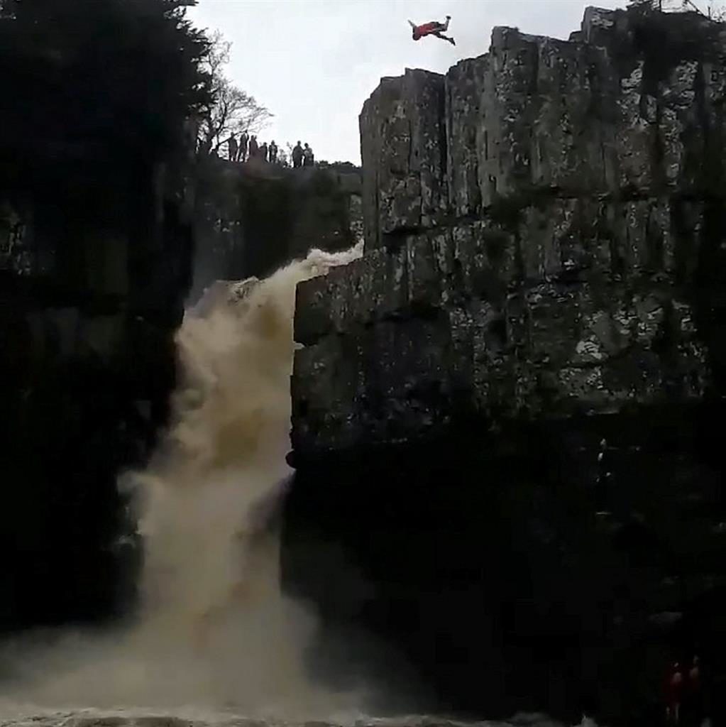 hombre volador sale ileso en hazaña de cascada