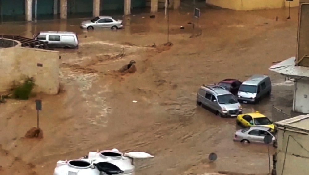 Hallan a 35 sobrevivientes y 21 víctimas tras las inundaciones en Jordania