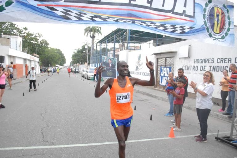 Keniano gana maratón de AD