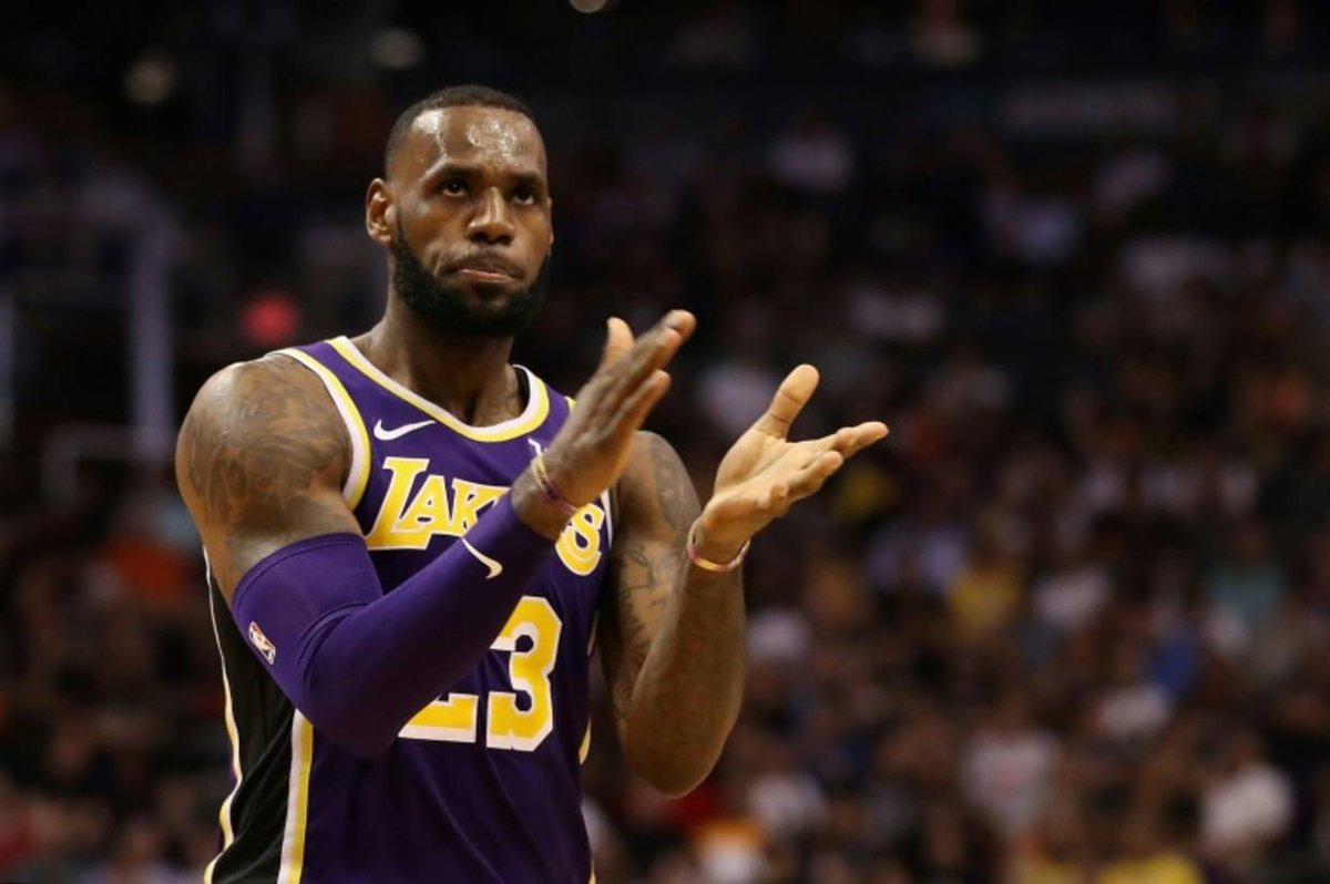 LeBron James fue el timonel para el primer triunfo de los Lakers en la NBA